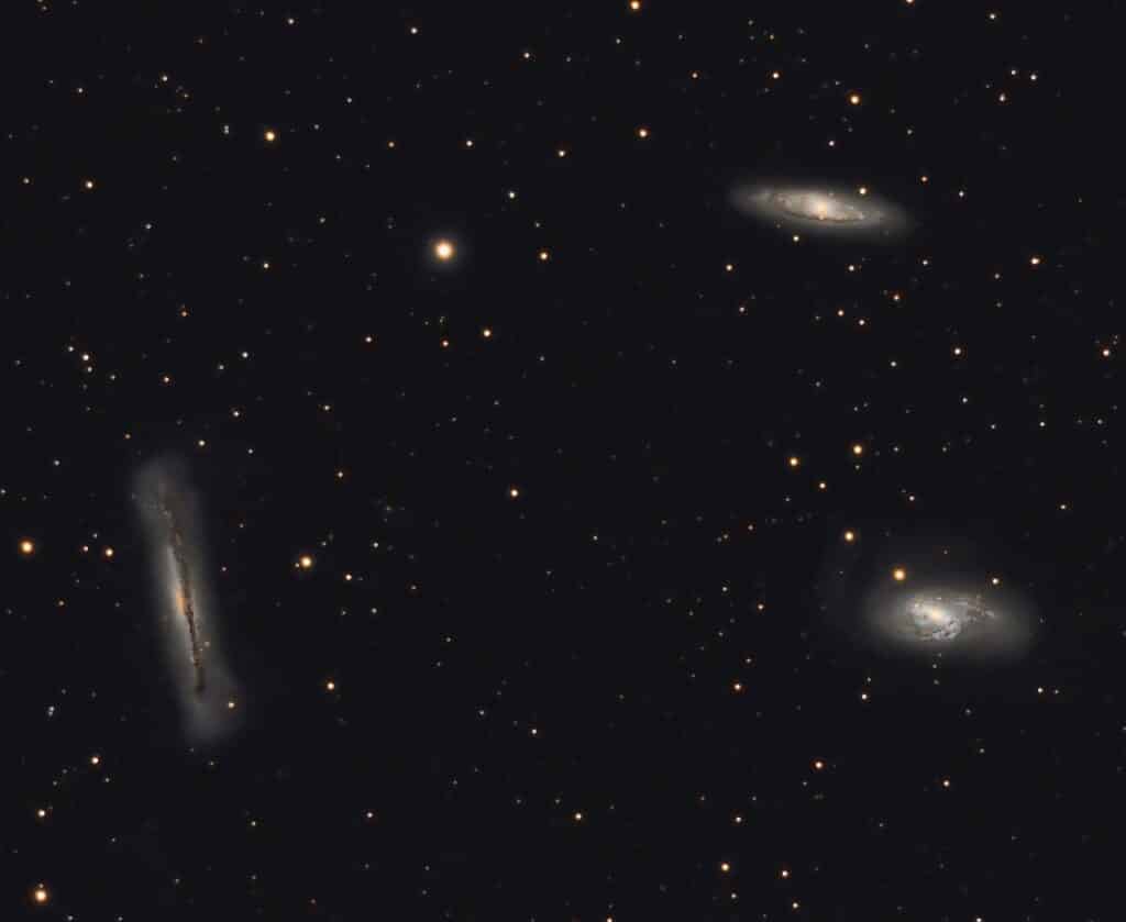 Trío de Leo: M65 arriba derecha, M66 abajo derecha y NGC 3628 abajo izquierda.